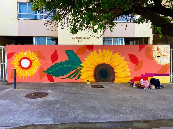 Imagem ilustrativa da imagem Artista plástica produz mural em homenagem ao Dia dos Namorados