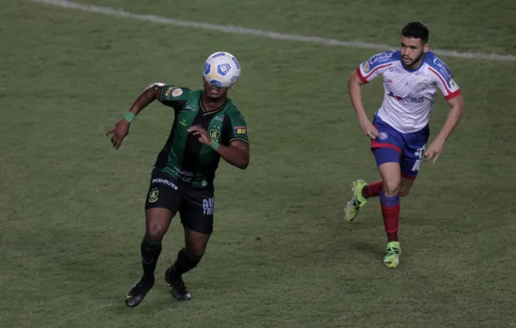 Bahia falha demais, volta a tropeçar em casa e perde do América-MG