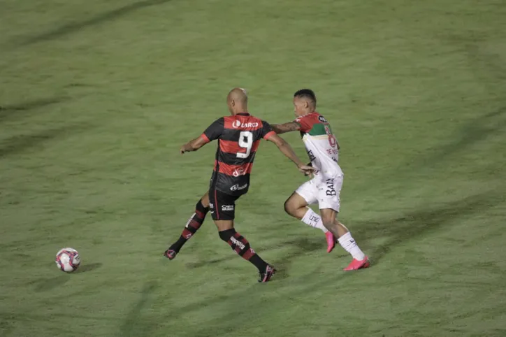 Vitória vira sobre Brusque e ganha a primeira na Série B