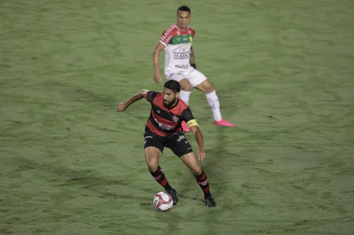 Vitória vira sobre Brusque e ganha a primeira na Série B