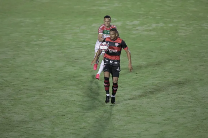 Vitória vira sobre Brusque e ganha a primeira na Série B
