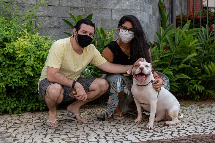 Ítalo e Caroline já sabem como lidar com o medo de Zeus ao escutar os fogos | Foto: Uendel Galter | Ag. A TARDE