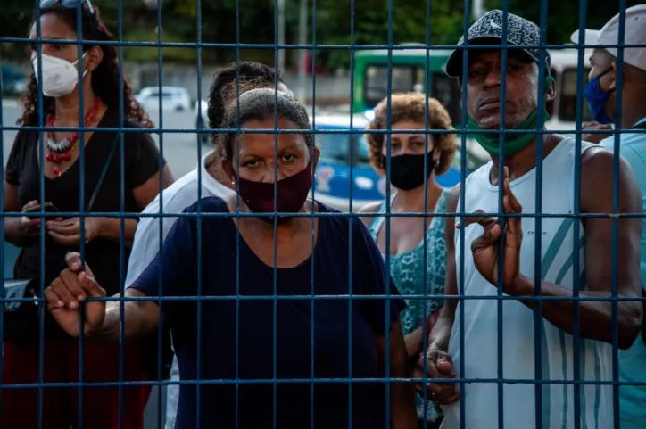 Suspensão na vacina provoca protesto na avenida Centenário