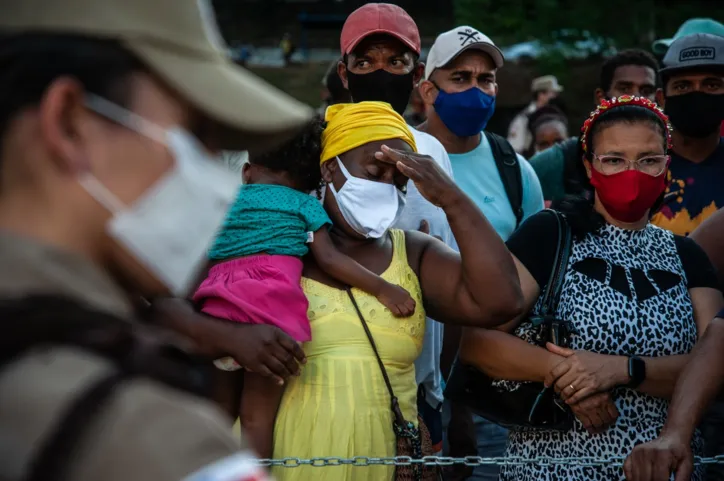 Suspensão na vacina provoca protesto na avenida Centenário