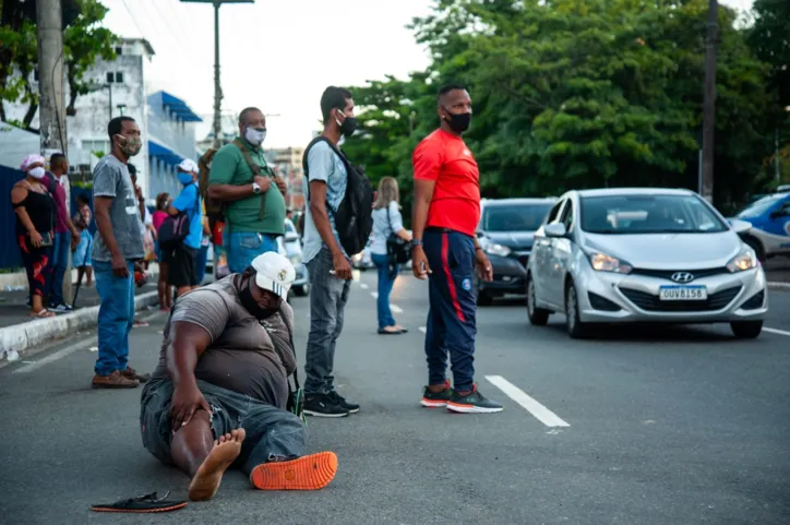 Suspensão na vacina provoca protesto na avenida Centenário