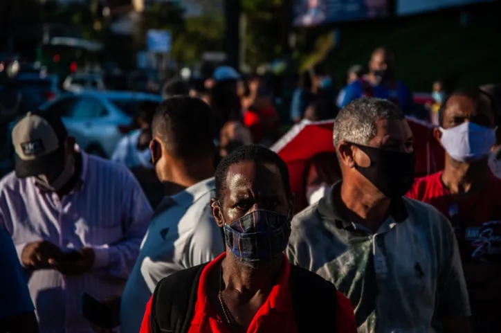 Suspensão na vacina provoca protesto na avenida Centenário