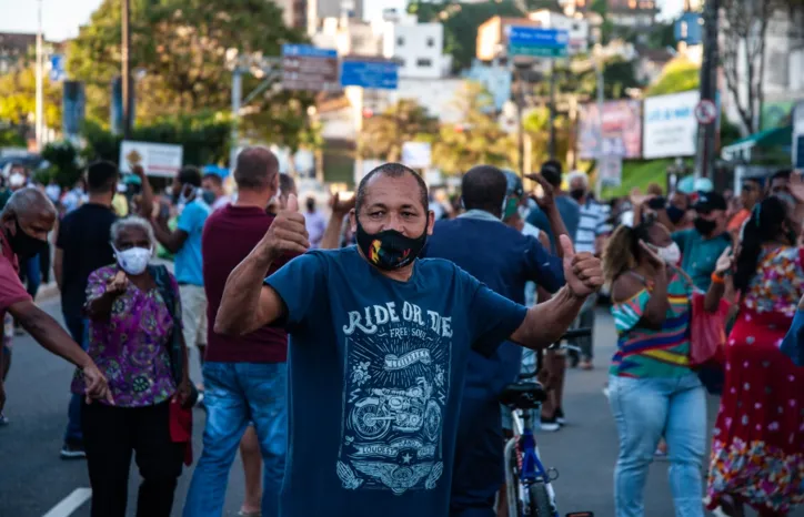 Suspensão na vacina provoca protesto na avenida Centenário