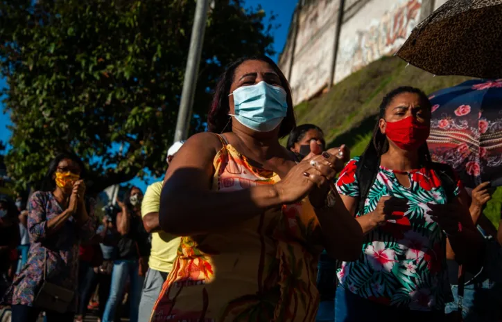 Suspensão na vacina provoca protesto na avenida Centenário