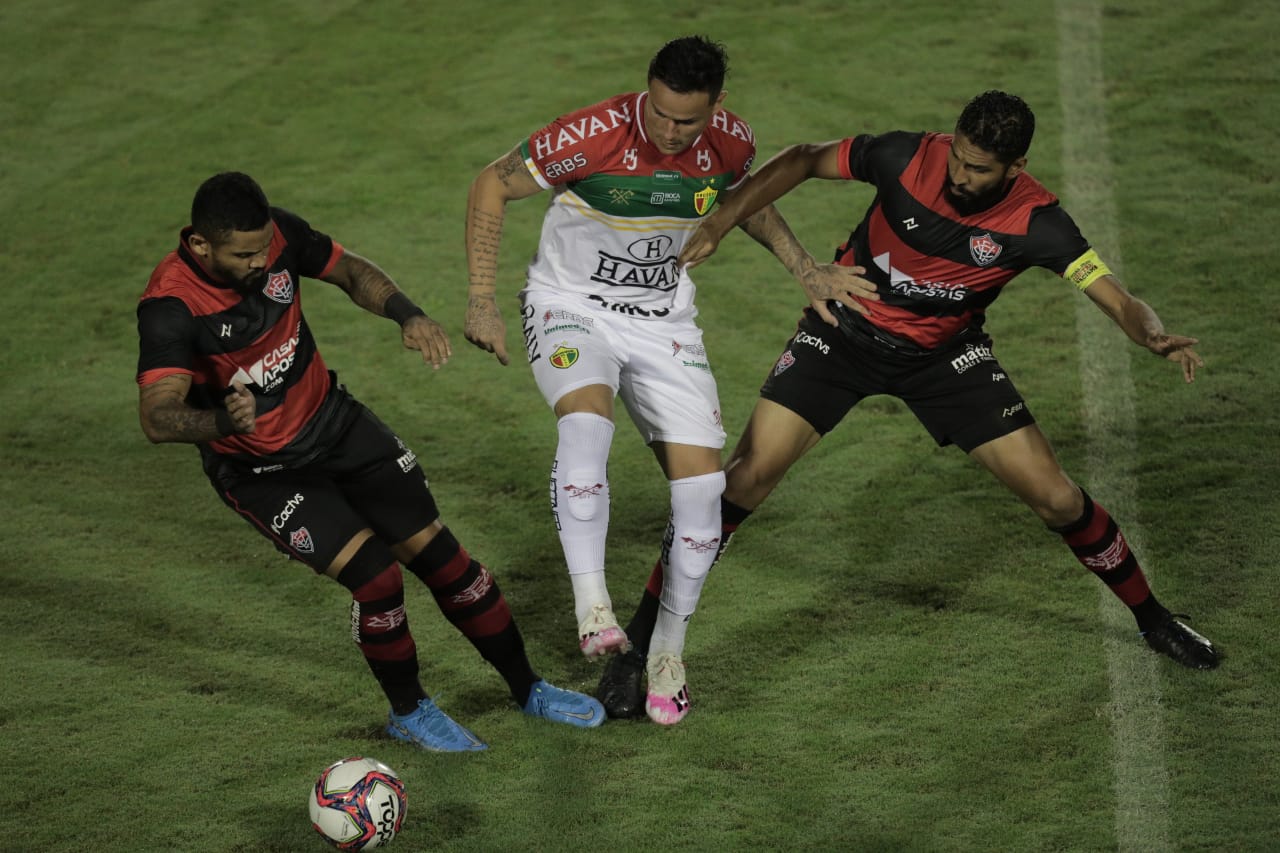 Vitória vira sobre Brusque e ganha a primeira na Série B