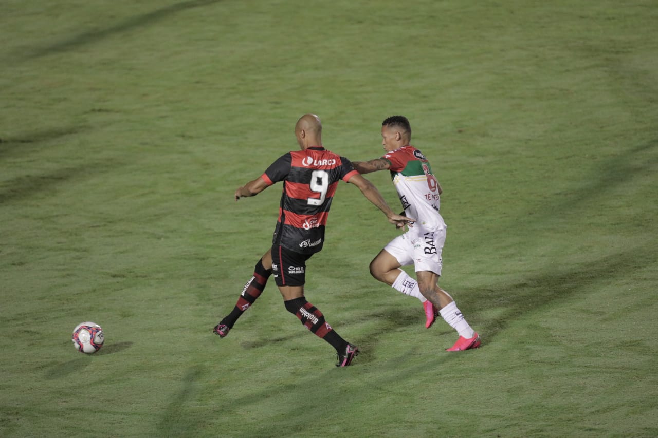 Vitória vira sobre Brusque e ganha a primeira na Série B