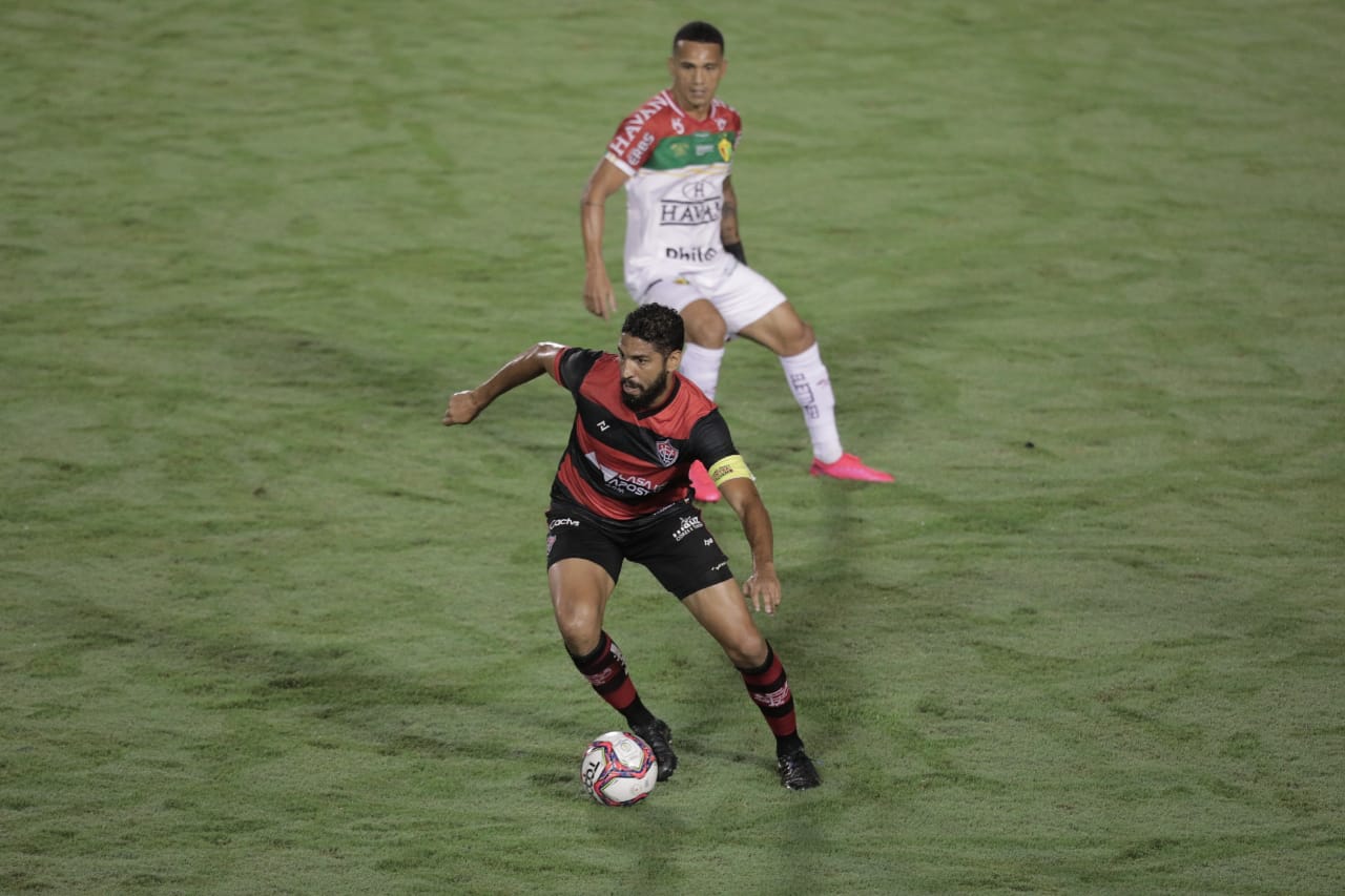 Vitória vira sobre Brusque e ganha a primeira na Série B