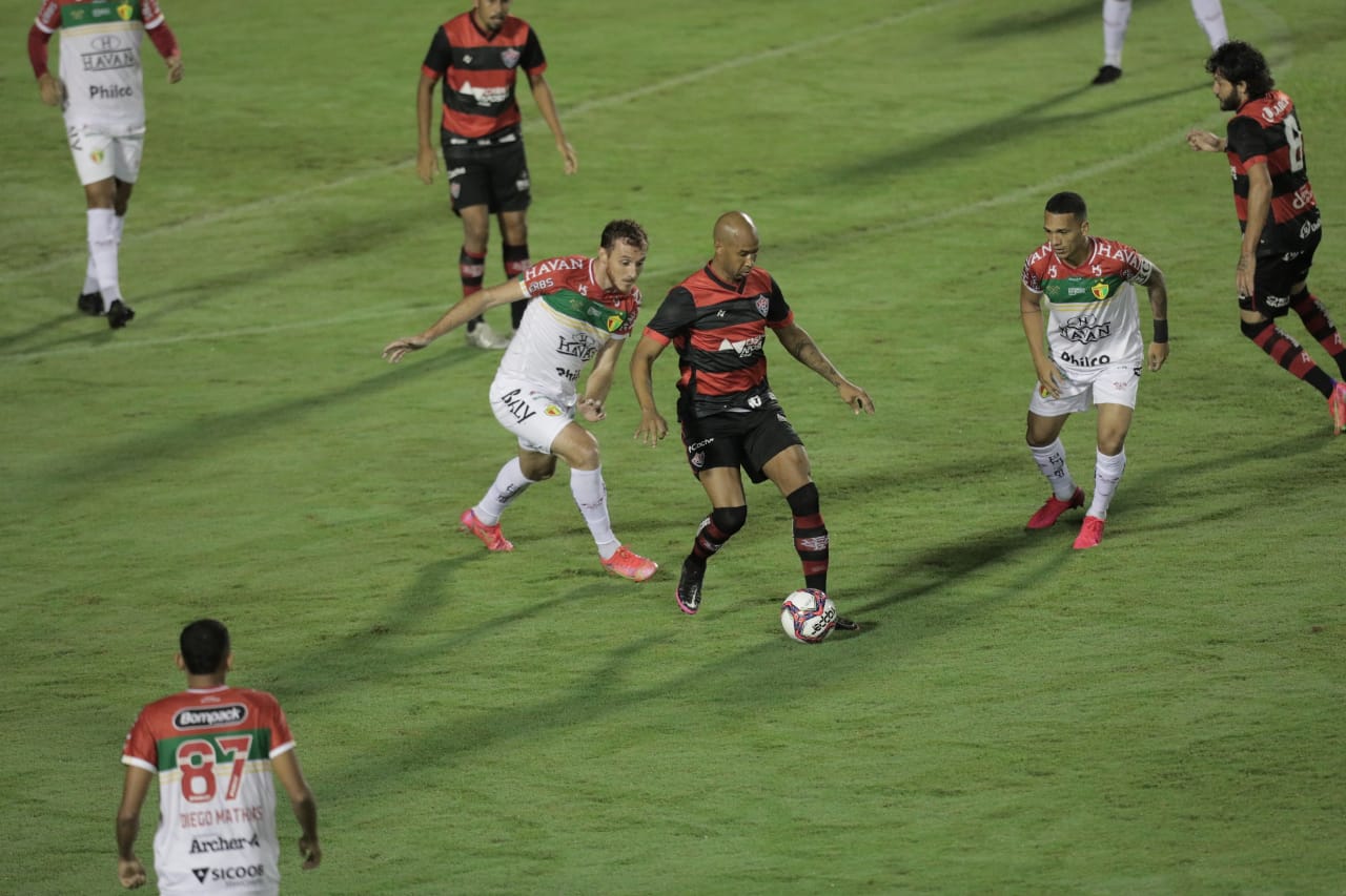 Vitória vira sobre Brusque e ganha a primeira na Série B