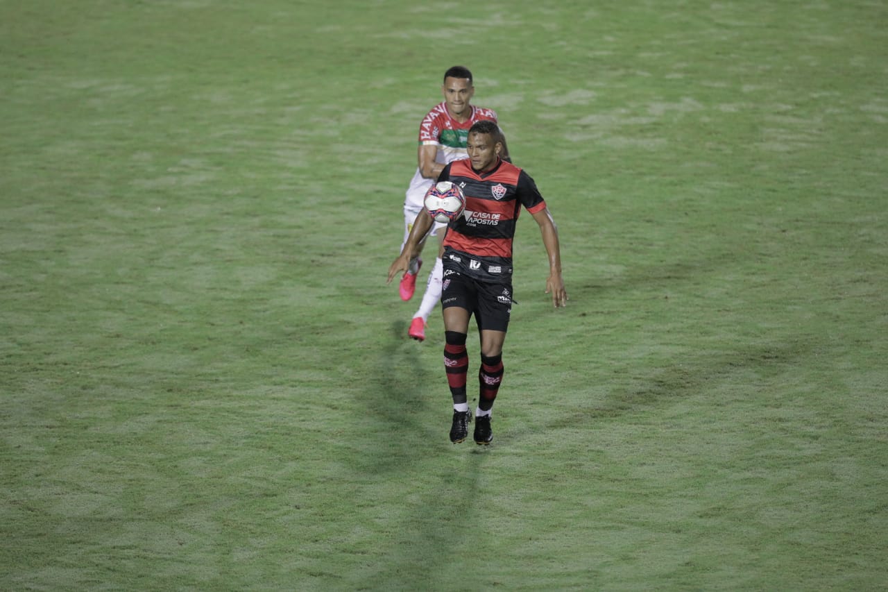 Vitória vira sobre Brusque e ganha a primeira na Série B