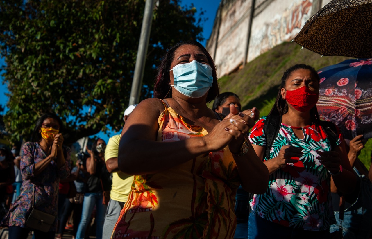 Suspensão na vacina provoca protesto na avenida Centenário