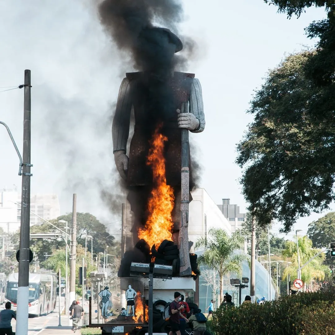 Três presos por incendiar estátua do Borba Gato são soltos em SP e  manifestantes comemoram, São Paulo