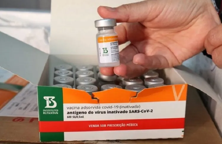 Carga chegou vinda de Pequim, na China, enviada pela Sinovac, farmacêutica responsável pela patente da vacina contra a Covid-19