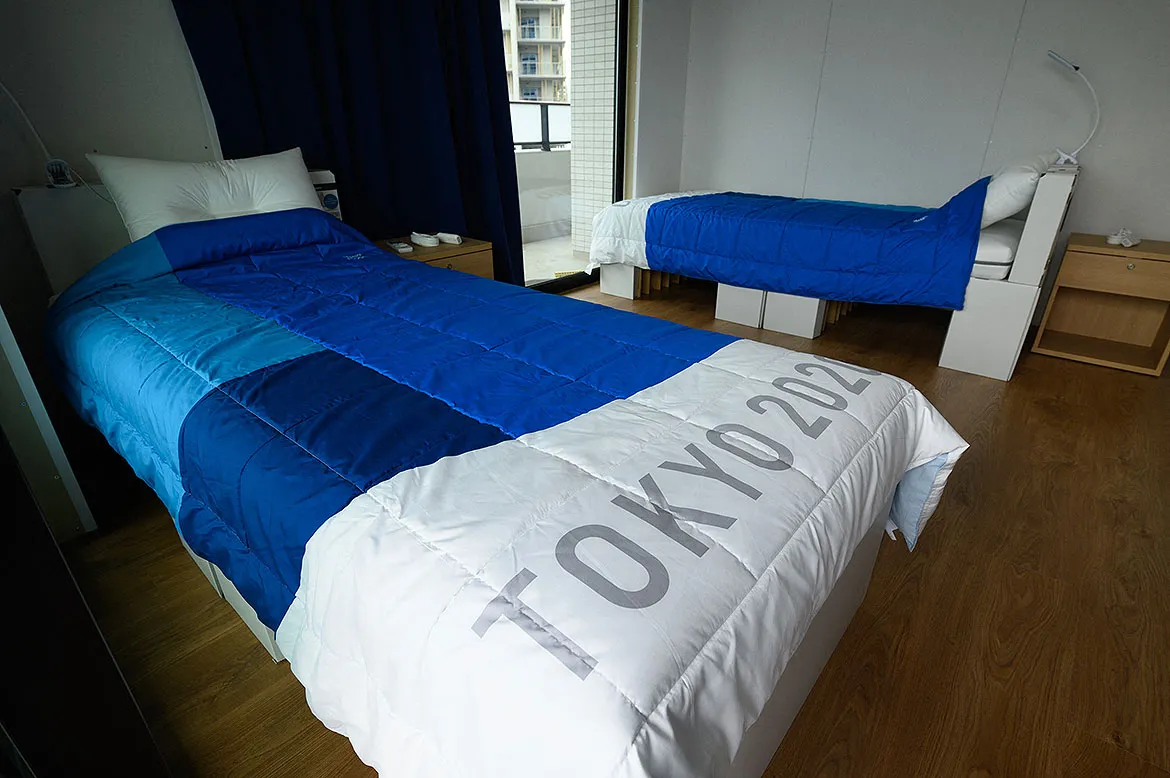 Em janeiro de 2020, seu fabricante, a empresa Airweave, já havia explicado que as camas foram projetadas para suportar até 200 quilos cada | Foto: Akio Kon | AFP