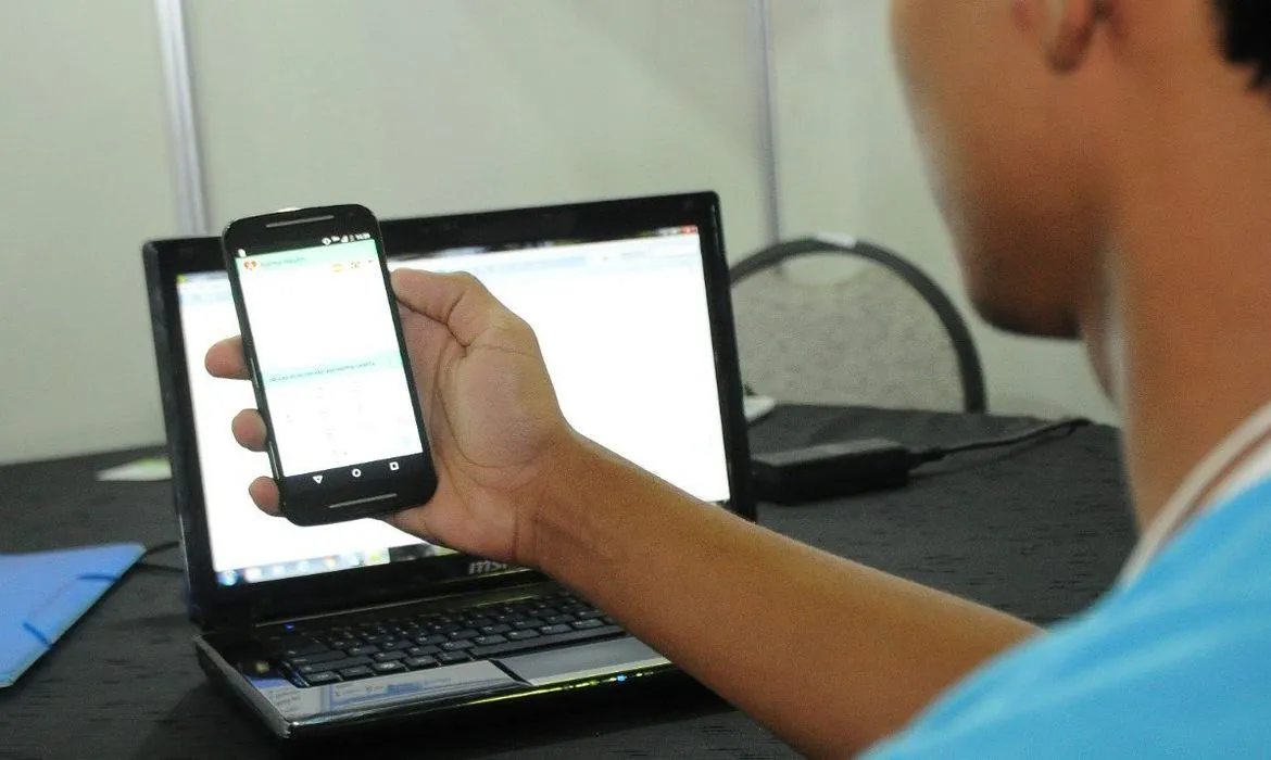 O curso será online e os selecionados receberão um tablet já com acesso à internet para estudar | Foto: Divulgação