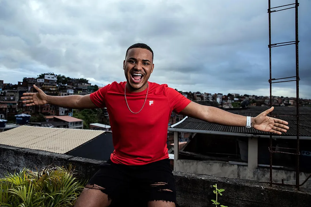 Alesson Reserva, de apenas 22 anos, mudou a sua vida e a da família com o seu trabalho nas redes sociais | Foto: Uendel Galter | Ag. A TARDE