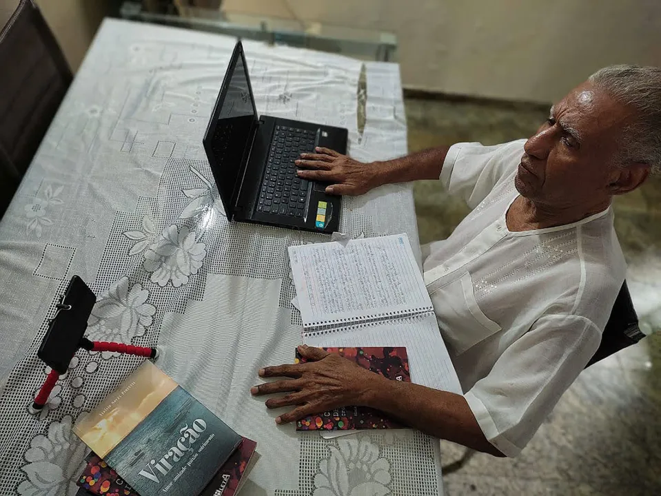 Aloísio Pimentel usa bem os seus dias: exercita-se diariamente por uma hora e meia, leciona, grava conteúdo para YouTube e Instagram e escreve livros e poemas | Foto: Bruna Rocha | Agência Mural