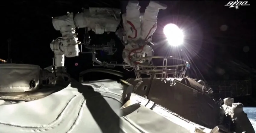 Dois astronautas chineses completaram a primeira caminhada espacial fora da nova estação