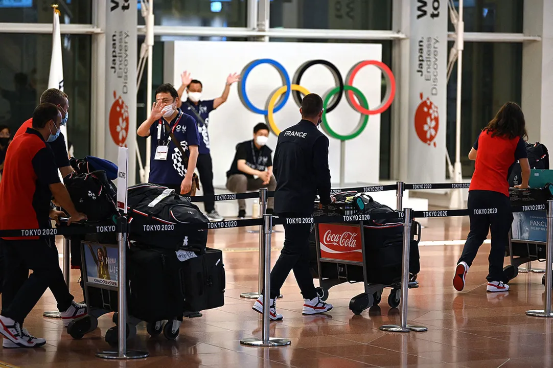 As atletas começaram a chegar ao Japão para os Jogos Olímpicos, que tem início no próximo dia 23| Foto: Kazuhiro Nogi | AFP