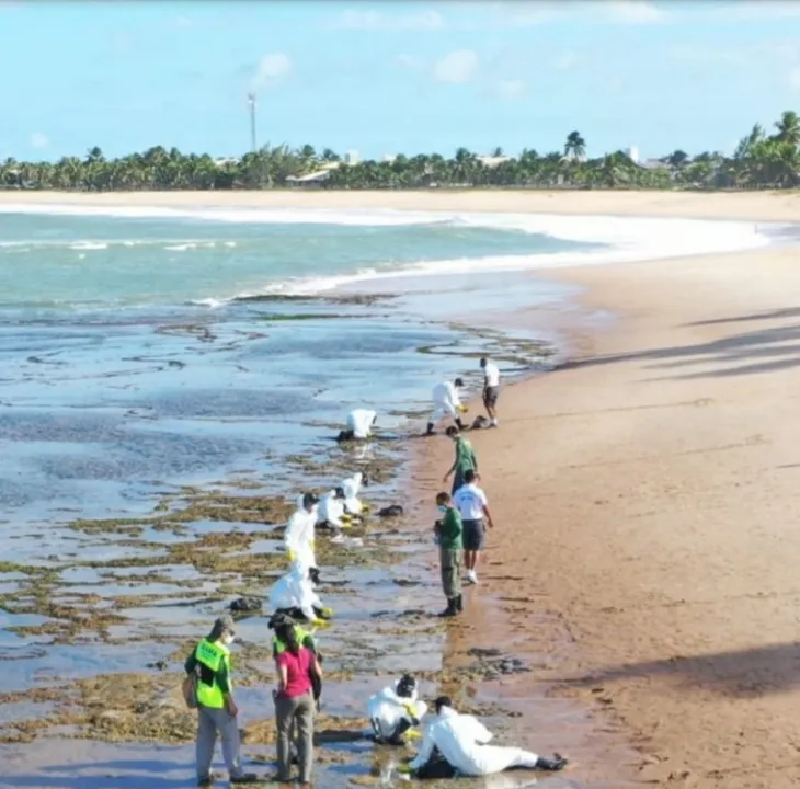 Na praia de Itacimirim foram encontrados mais de 300 kg do material | Foto: Divulgação | Capitania dos Portos da Bahia