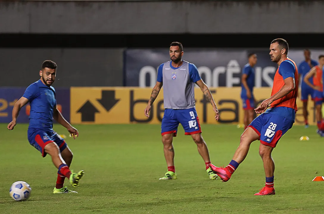 Gilberto (C) é artilheiro do Brasileirão com seis gols; Lucas não era titular desde abril | Foto: Felipe Oliveira | EC Bahia