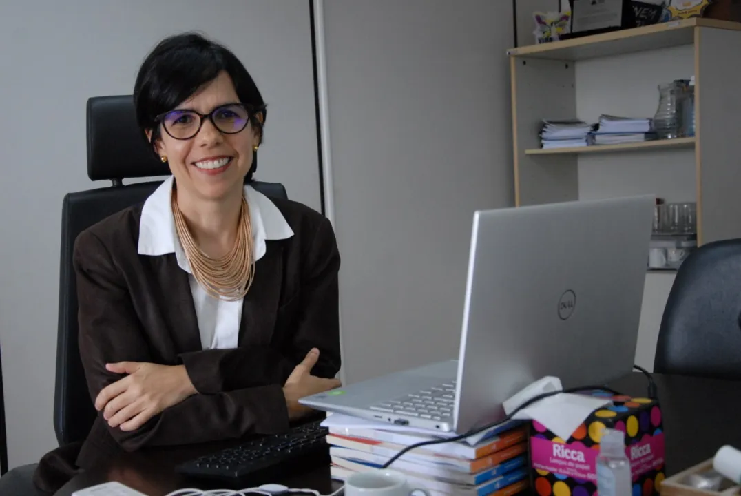 A superintendente de Políticas para a Educação Básica, Manuelita Brito, explica que o material didático sugerido faz parte de uma série de recursos educacionais elaborados pela SEC.