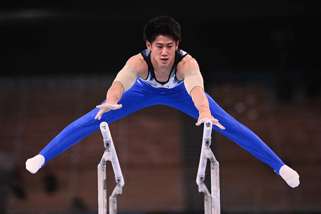 O japonês levou a medalha de ouro do individual geral na ginástica artística | Foto: Martin Bureau | AFP