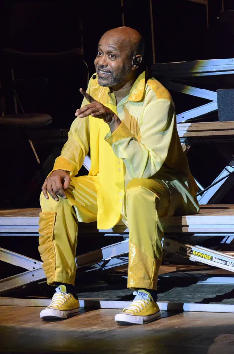 O ator Diogo Lopes Filho homenageia o sambista baiano Batatinha no espetáculo musical | Foto: Welton Cirineu | Divulgação