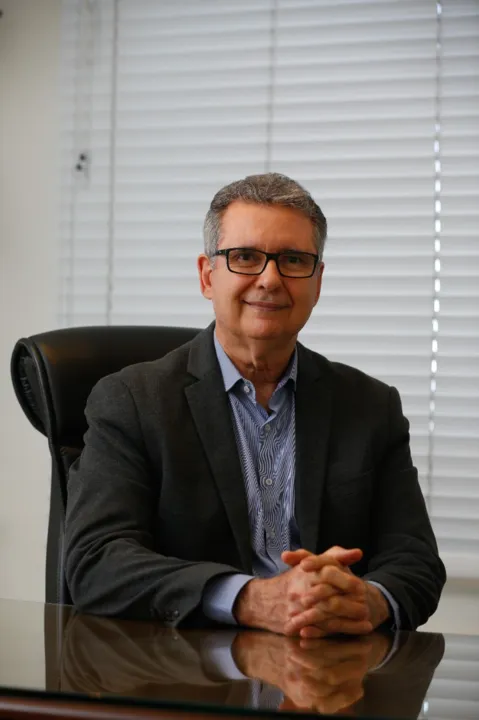 Dr. Álvaro é CruFundador do ProAR (Programa para o Controle da Asma na Bahia) e professor titular da Faculdade de Medicina da Universidade Federal da Bahia,
