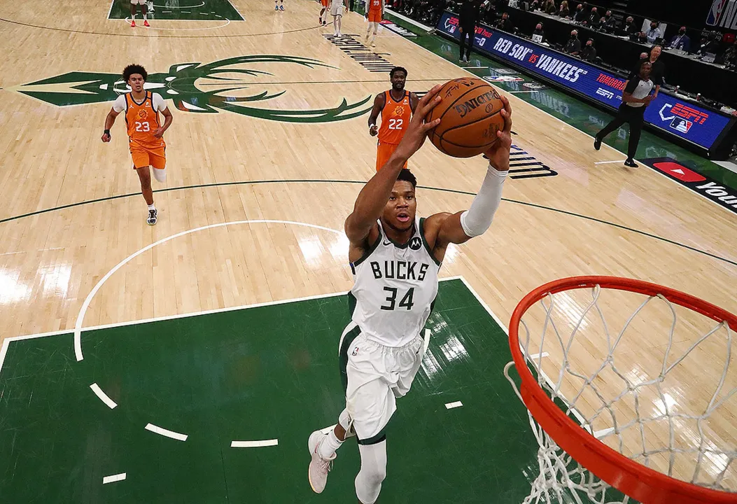 Giannis Antetokounmpo marcou 26 pontos e pegou 14 rebotes | Foto: AFP