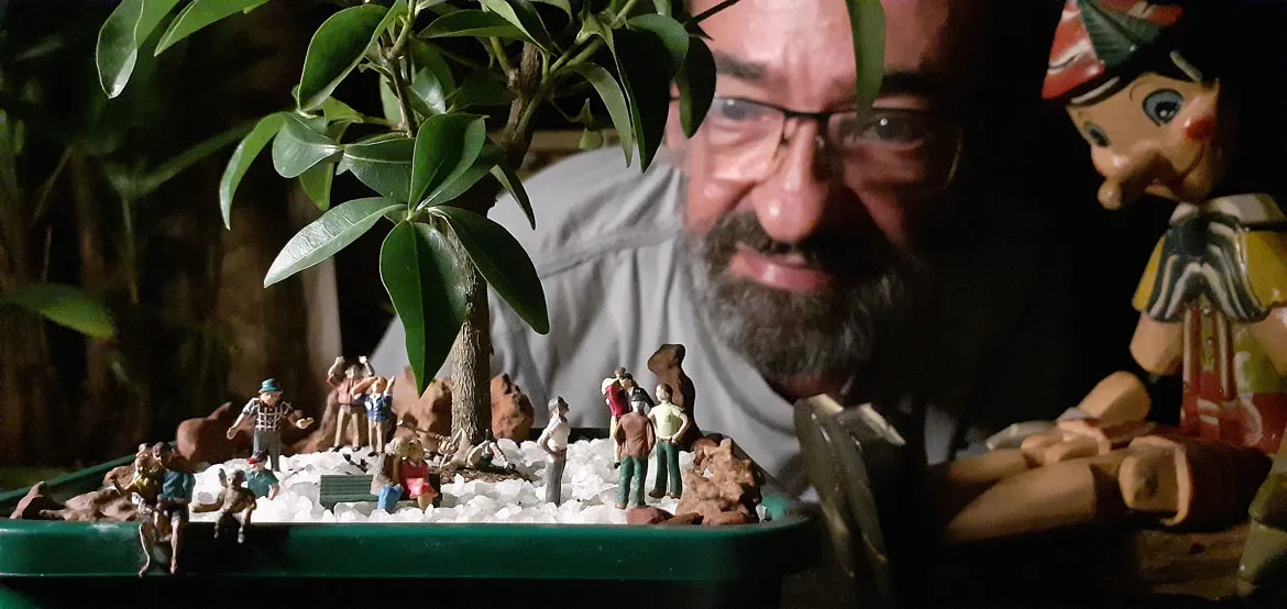 O ator Lúcio Tranchesi em frente a um dos seus terrários, em solo que marca 36 anos de profissão | Foto: Lúcio Tranchesi | Divulgação