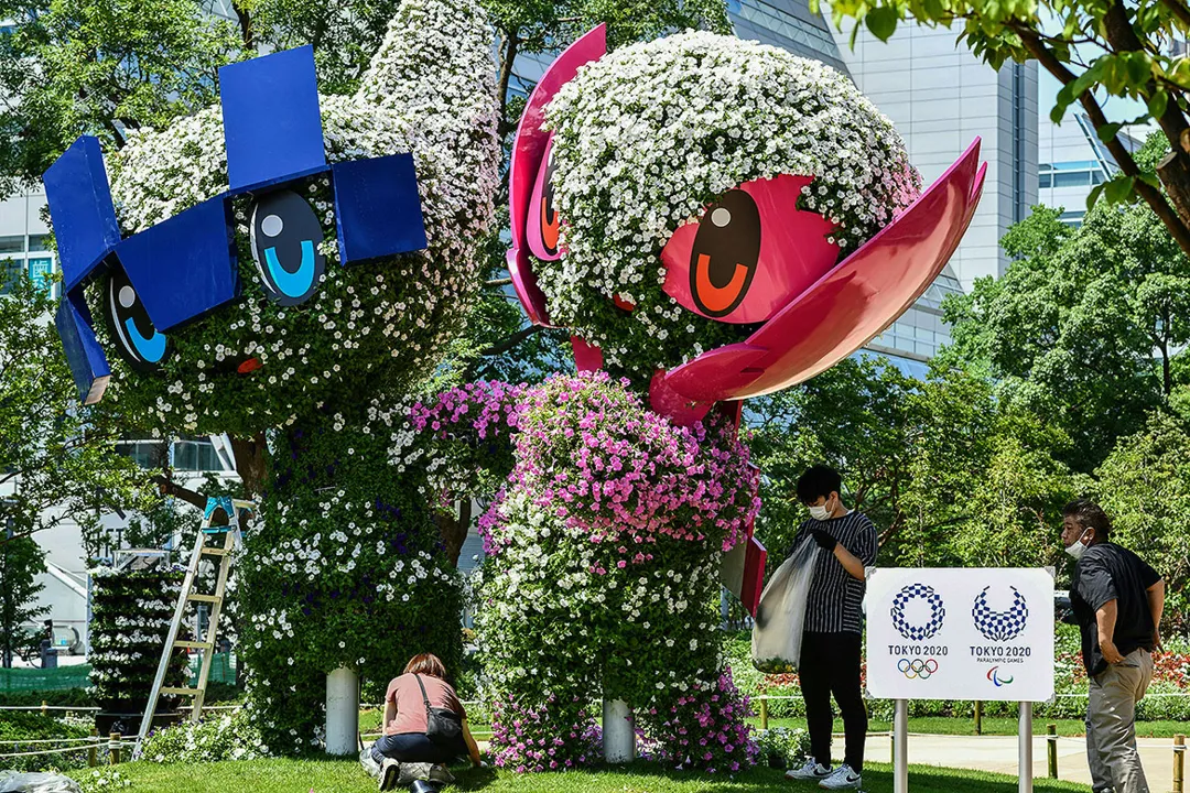 Esculturas dos mascotes Miraitowa e Someity foram feitas em comemoração do início dos Jogos | Foto: Toshifumi Kitamura | AFP