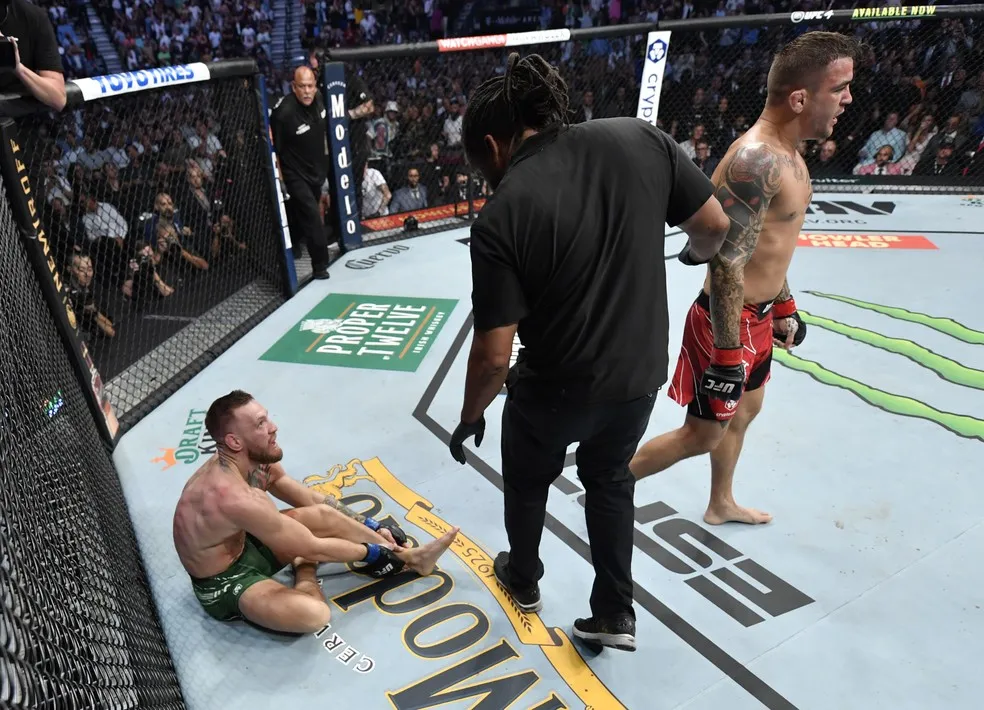 O irlandês pisou em falso, teve uma fratura exposta e deixou o evento de ambulância | Foto: Divulgação | UFC