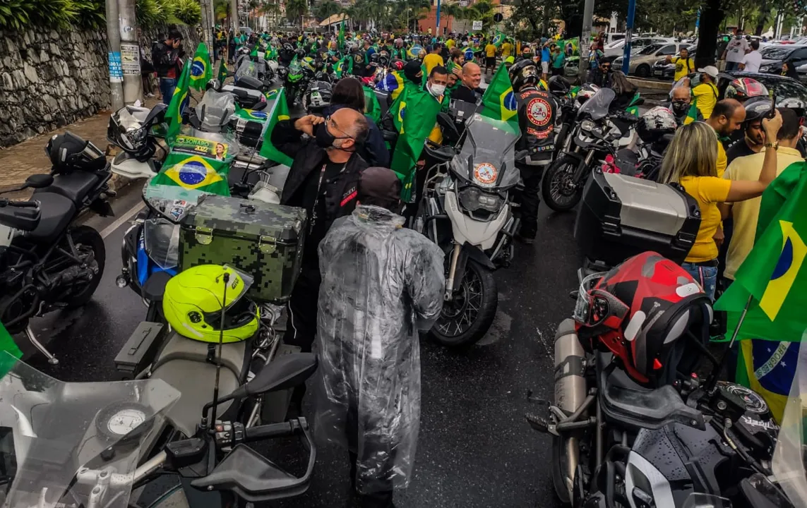 Manifestantes pró governo Bolsonaro se concentram em frente a Fonte Nova | Foto: Felipe Iruatã | Ag. A TARDE