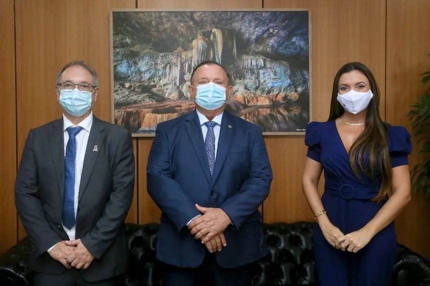 O reitor da Uesb, Luiz Otávio de Magalhães; o presidente da ALBA, Adolfo Menezes; e a coordenadora da TV ALBA, Michele Gramacho, assinaram termo de cooperação | Foto: Sandra Travassos | Divulgação