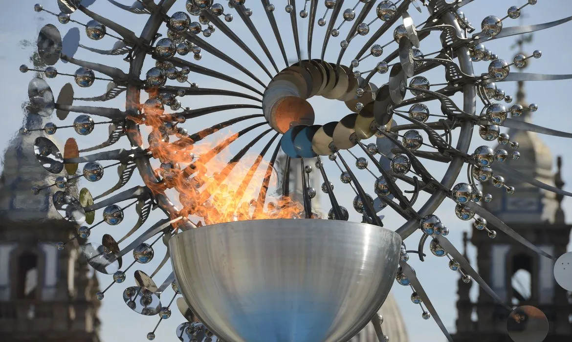 Duas crianças acenderam o monumento | Foto: Tomaz Silva | Agência Brasil