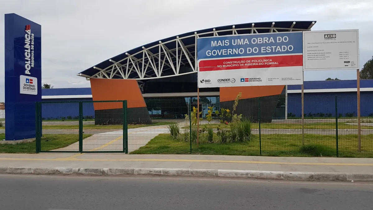 Com o valor em torno de R$ 29 milhões investidos em obras, equipamentos e veículos, a policlínica vai beneficiar a população de 16 municípios.