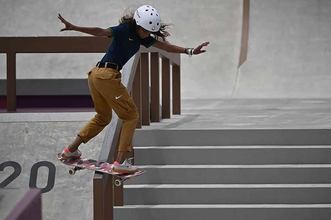 A maranhense de apenas 13 anos faturou a segunda medalha de prata no skate street | Foto: Jeff Pachoud | AFP