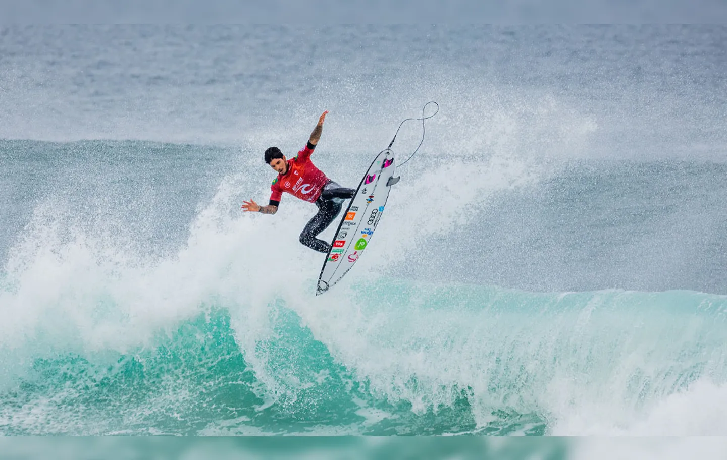 Entre os estreantes do surfe masculino, seus dois representantes são os principais favoritos: Gabriel Medina (foto) e Ítalo Ferreira | Foto: Cait Miers | World Surf League via Getty Images