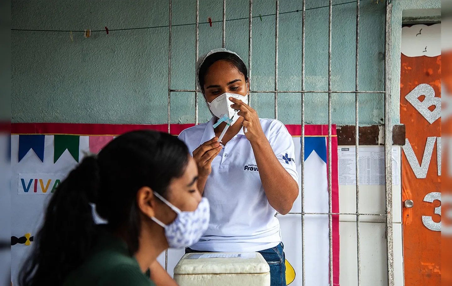 Imunização da população acima de 18 anos deve ser retomada na quinta-feira | Foto: Felipe Iruatã | Ag. A TARDE