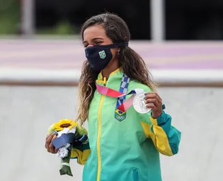 'Fadinha' Rayssa Leal conquista a prata no skate street feminino