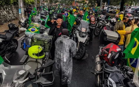 Manifestantes pró governo se concentraram em frente a Fonte Nova | Foto: Felipe Iruatã | Ag. A TARDE