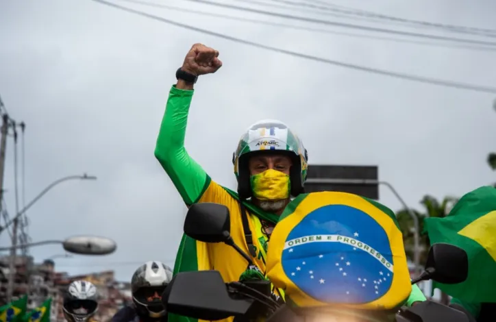 Apoiadores de Bolsonaro realizam 'motociata' pelas ruas de Salvador