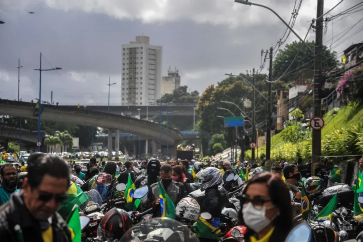 Apoiadores de Bolsonaro realizam 'motociata' pelas ruas de Salvador