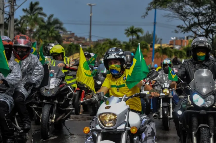 Apoiadores de Bolsonaro realizam 'motociata' pelas ruas de Salvador