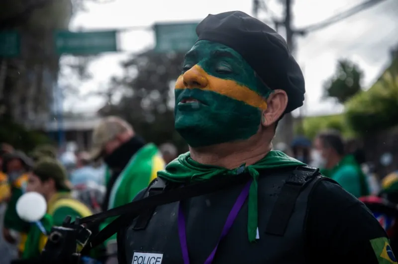 Apoiadores de Bolsonaro realizam 'motociata' pelas ruas de Salvador