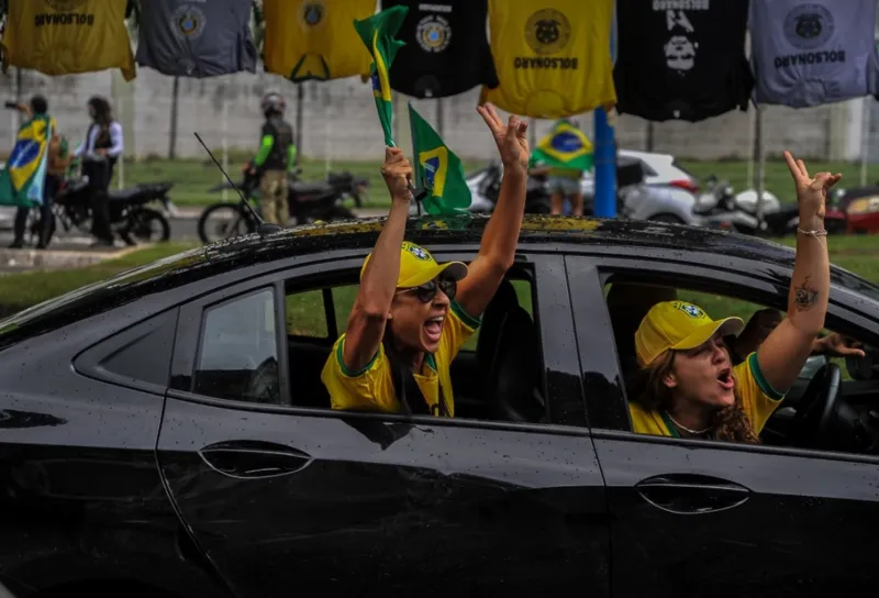 Apoiadores de Bolsonaro realizam 'motociata' pelas ruas de Salvador